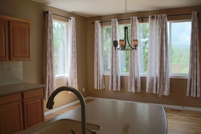 Building Photo - Gorgeous Mountain Views in Great School Di...