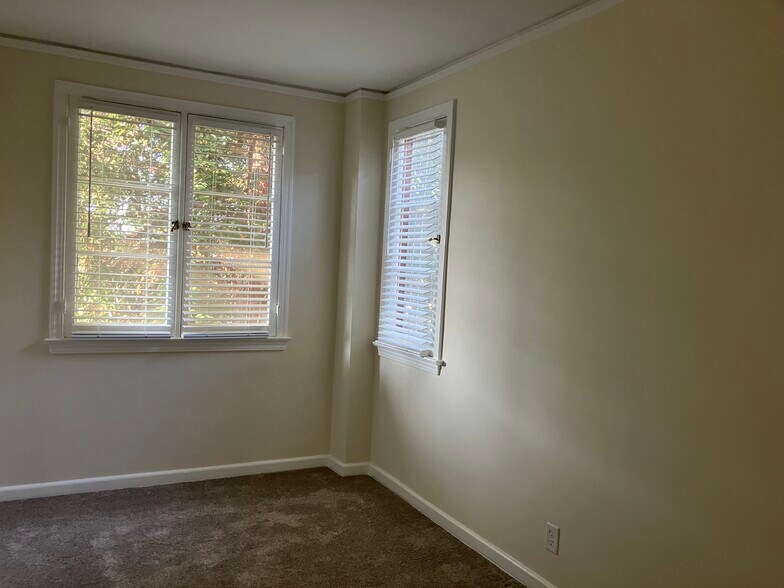 Building Photo - 834 12th St