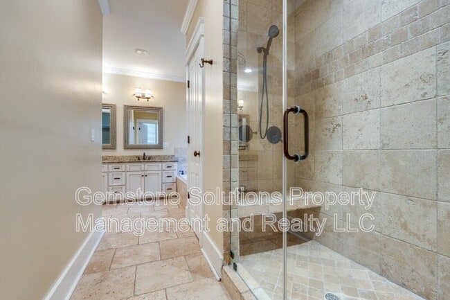 Building Photo - 210 38th Ave N