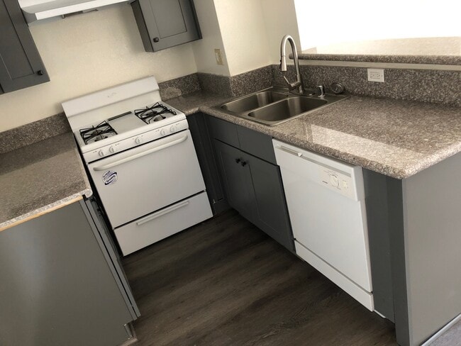 Building Photo - 810 Fedora St