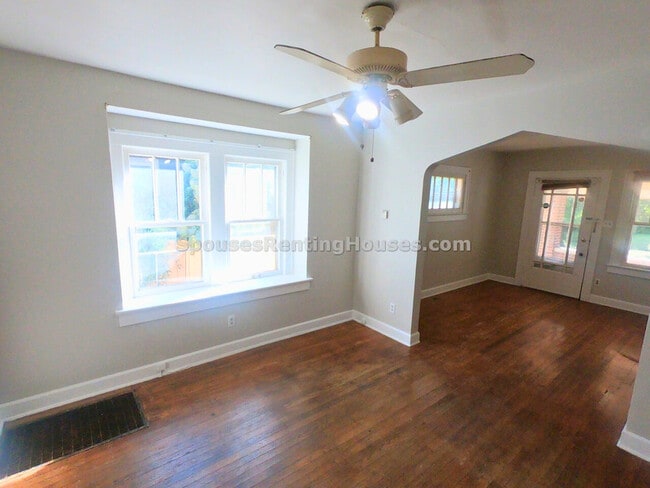 Building Photo - 1427 N Gladstone Ave