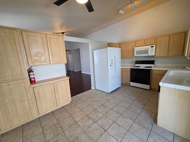 Building Photo - Cozy 3 Bedroom Single Story Home with a Den