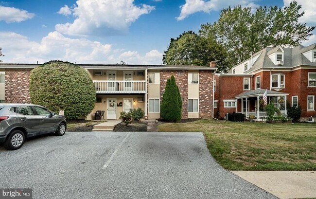 Building Photo - 300 N Penn St