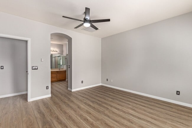 Building Photo - Lovely home in cul-de-sac lot with fenced pool!