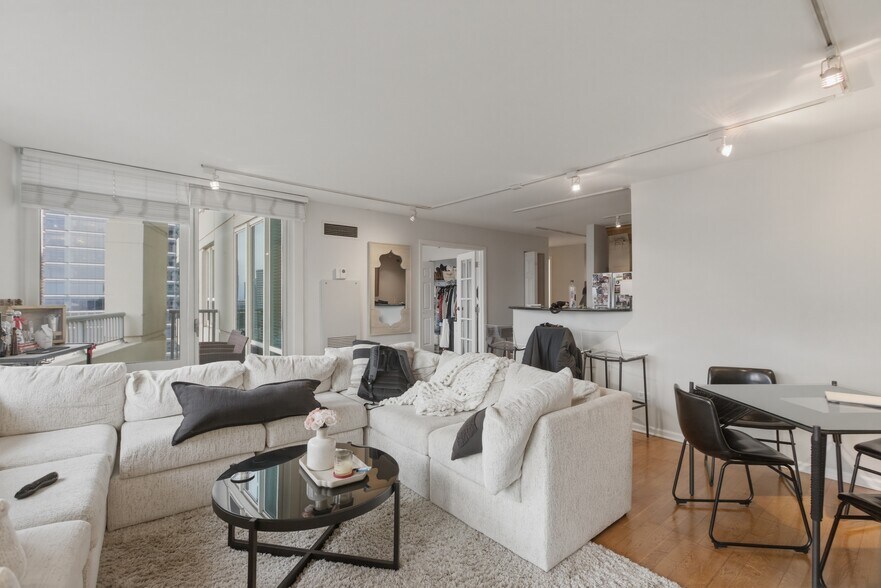 Building Photo - 345 N La Salle Dr