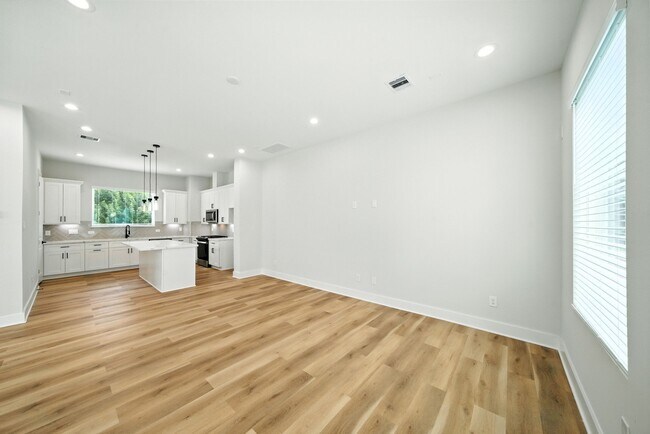 Building Photo - 2306 Hoskins Dr