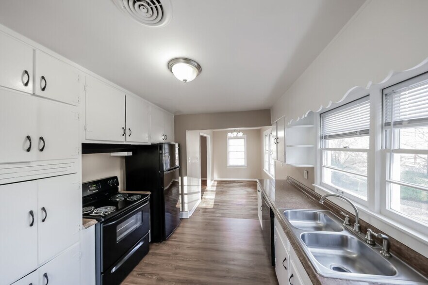 Building Photo - 2568 Forestdale Blvd