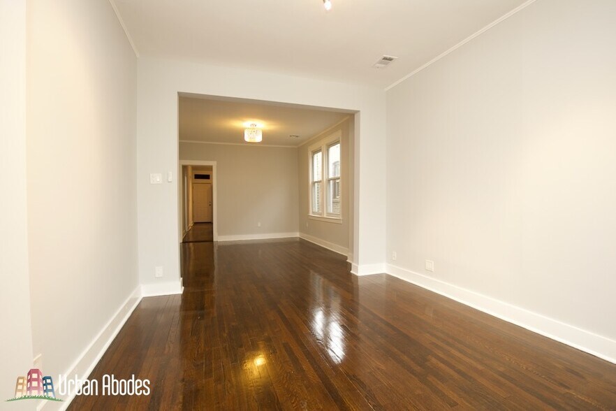 Building Photo - 3649 W Montrose Ave