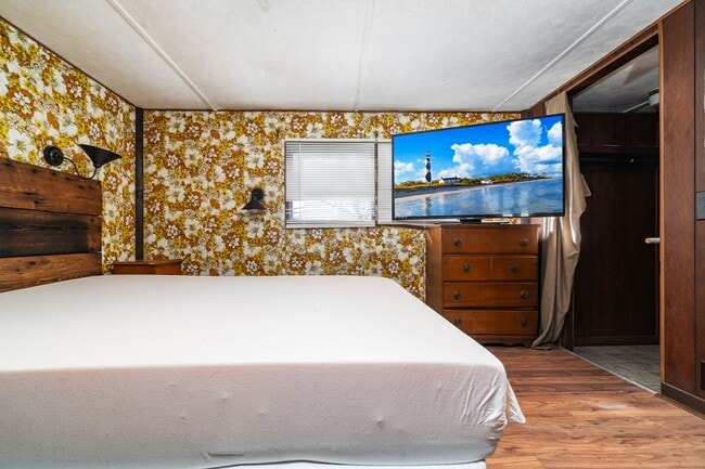 Building Photo - Quiet Getaway