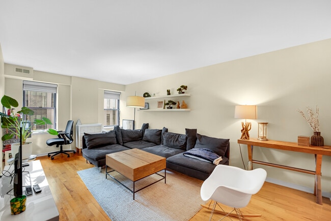 Building Photo - 40 E 9th St