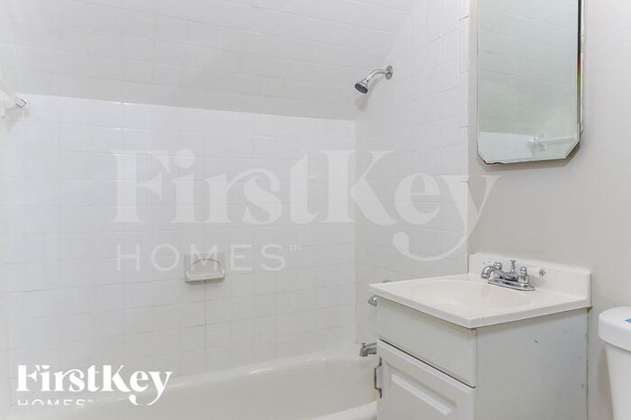 Building Photo - 584 Riverside Dr