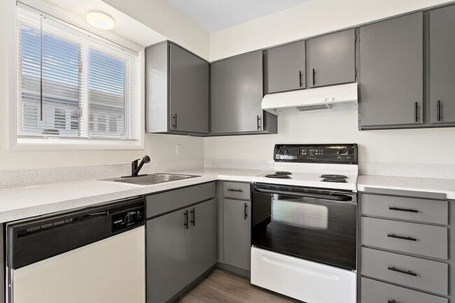 Building Photo - Remodeled 2 bedroom across from Providence...