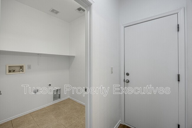 Building Photo - 7585 E Picket Fence Ln