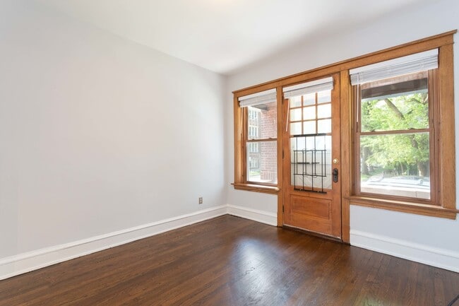 Building Photo - 3338 N Wolcott Ave