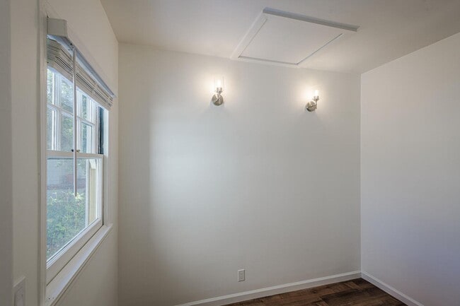 Building Photo - Charming Burlingame Home, 2 Bedroom / 1 Ba...