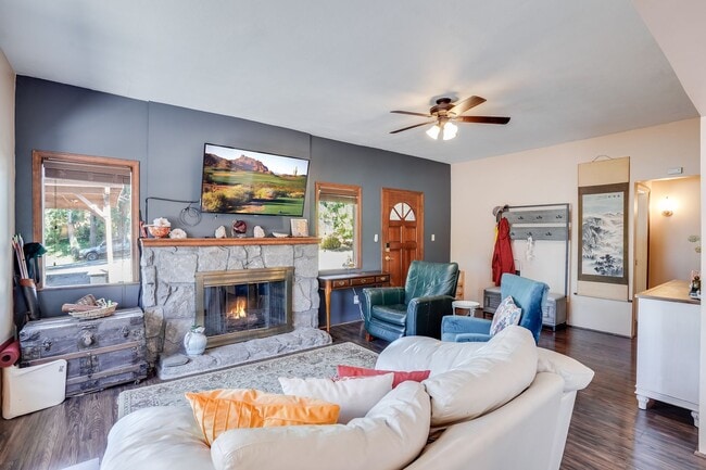 Building Photo - Charming 3 bed, 2 bath Craftsman Cottage in the Heart of Oak Grove