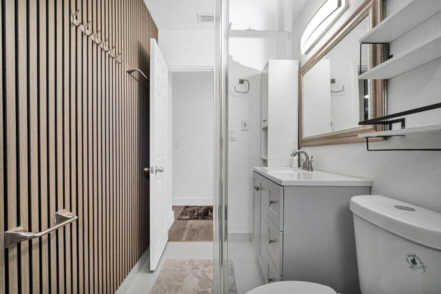 Building Photo - 1420 S 24th Ter