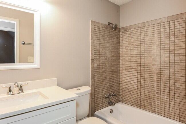 Building Photo - 1365 Lywellen Ct