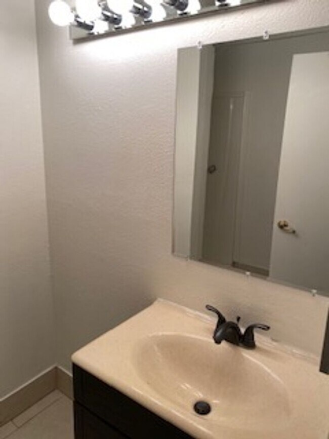 Building Photo - 730 N Eucalyptus Ave