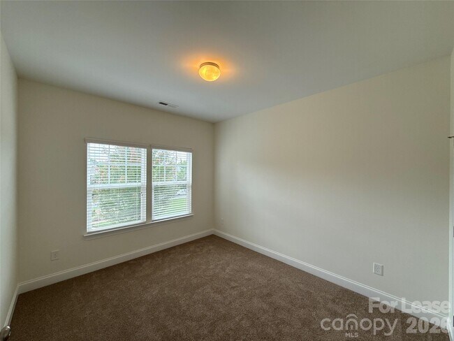 Building Photo - 1019 Dunhill Ln