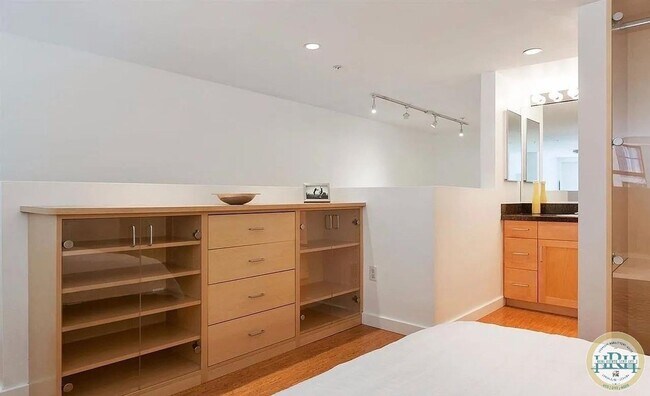 Building Photo - Spacious 1BR|2BA Loft Style Condo in the h...