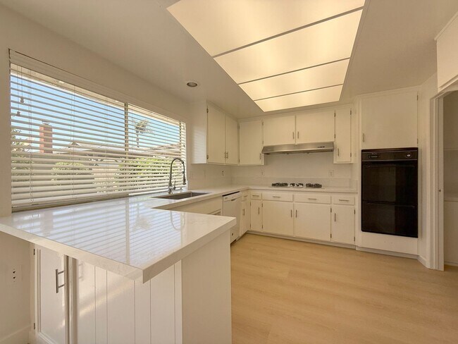 Building Photo - Costal Living - Pride of Ownership Neighbo...
