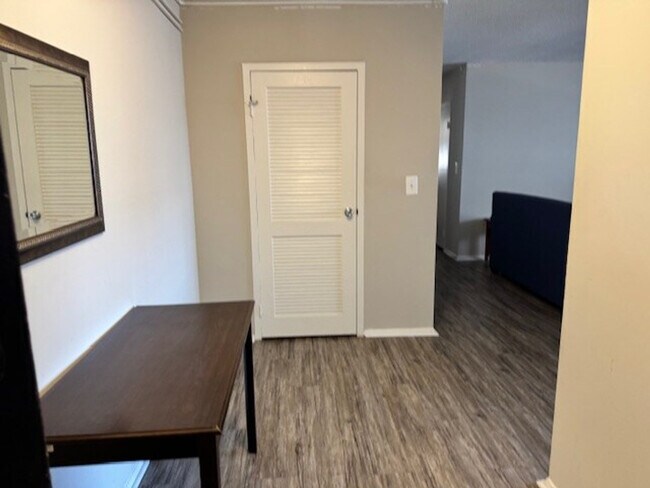 Building Photo - 2200a Crystal Dr