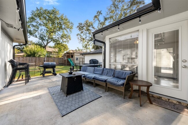 Building Photo - 1018 Trowbridge Dr