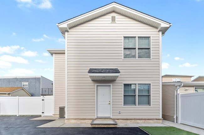 Primary Photo - 6717 Madison St