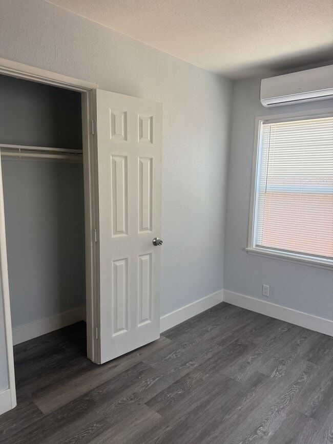 Building Photo - Beautiful and Well Kept 3-Bedroom House fo...