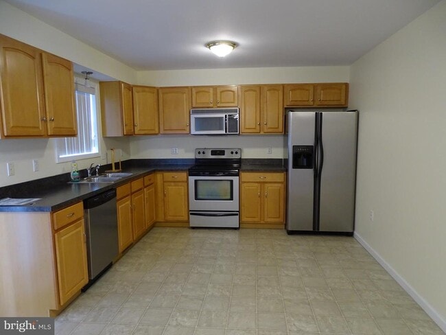 Building Photo - 10 Fairview Ave