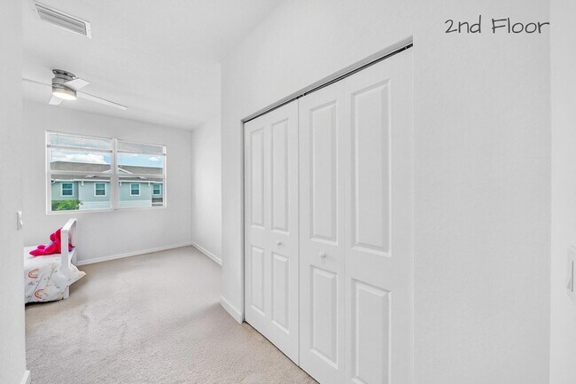 Building Photo - 235 SE Woodbark St