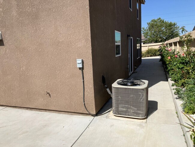 Building Photo - 5 bedroom 3 1/2 bath house in gated commun...