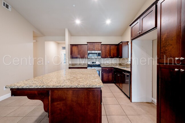 Building Photo - Large 4 Bedroom/2 Bath Home with Solar in Gossamer Grove - $2595 Per Month!