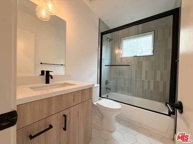 Building Photo - 914 7th St