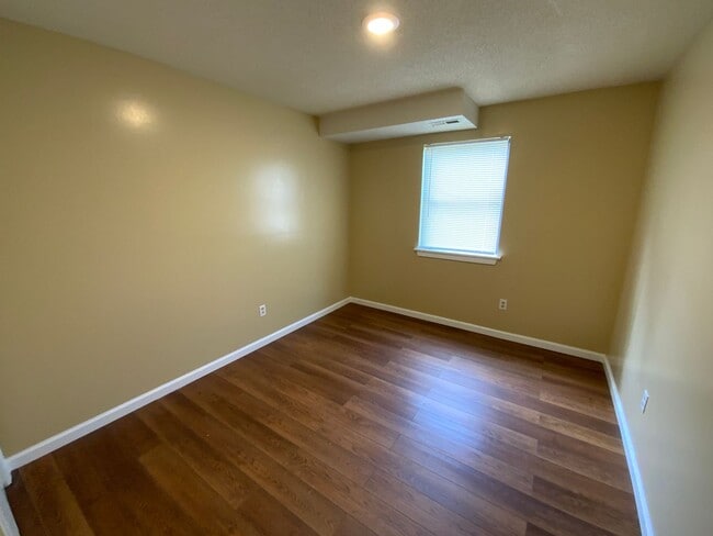 Building Photo - 3 Bedroom 1 Bathroom Apartment