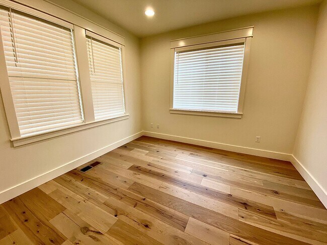 Building Photo - Beautiful Custom 6 Bedroom (2 Primary Bedrooms!) +Office located in NW Meridian