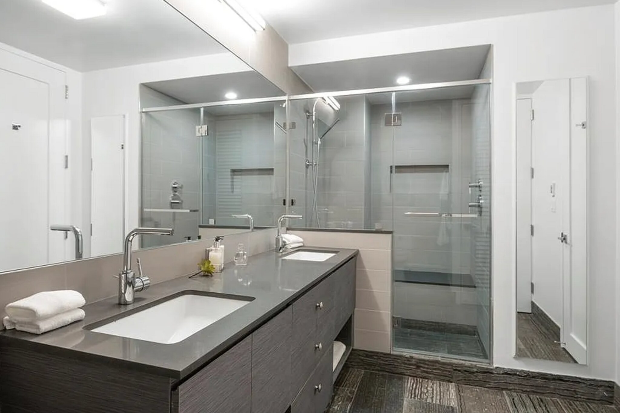 Building Photo - 121 E 39th St