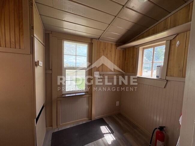 Building Photo - 2 Bed Home on .96 Acres!