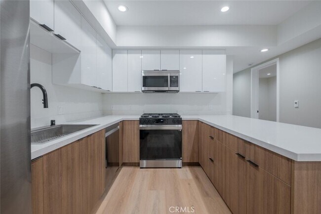 Building Photo - 10218 Fernglen Ave
