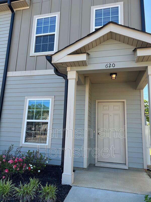 Building Photo - 620 Dobhill Ln