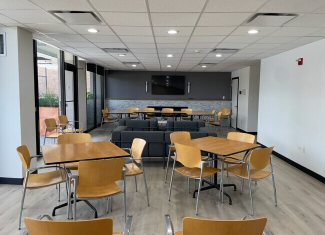 Building Photo - 2020 N Lincoln Park W
