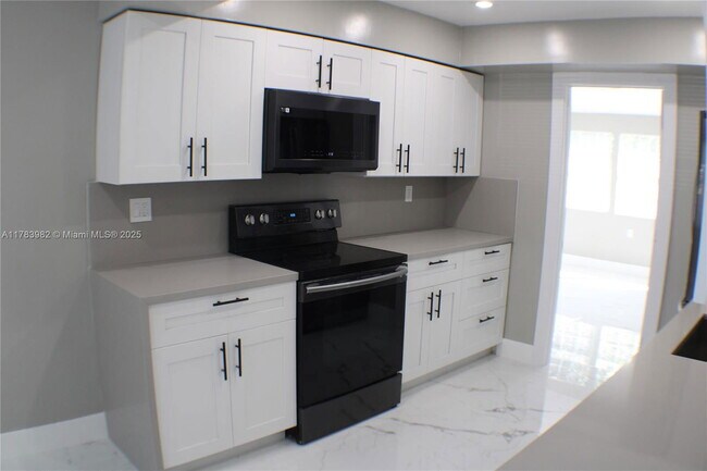 Building Photo - 515 S 61st Terrace