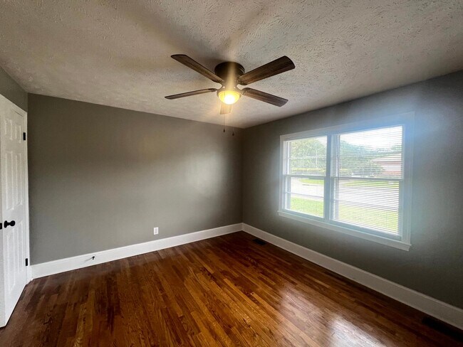 Building Photo - 124 Eastwood Ave