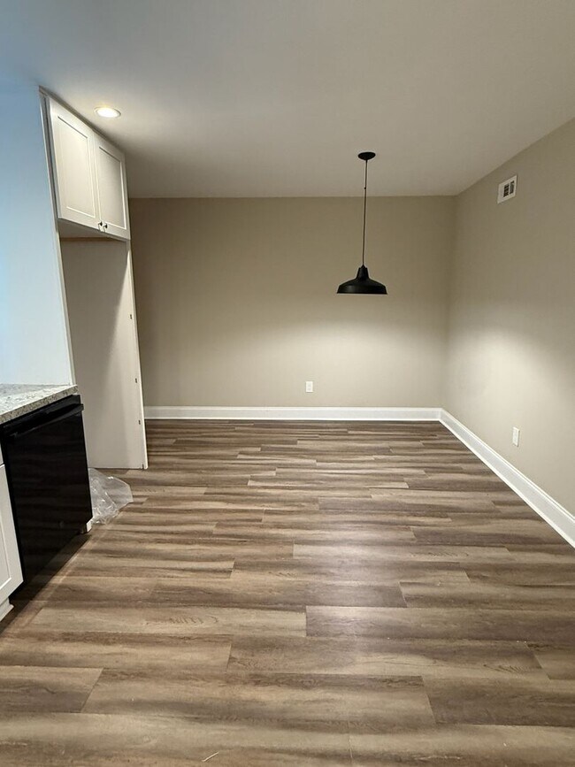 Building Photo - Charming 4 Bedroom Home located in Histori...