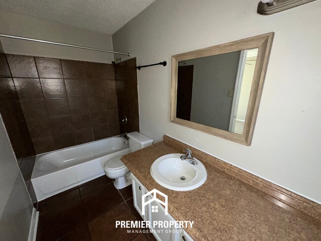 Building Photo - Charming 3BR/2BA Memphis Home w/ Vaulted Ceilings, Fireplace & Fenced Backyard