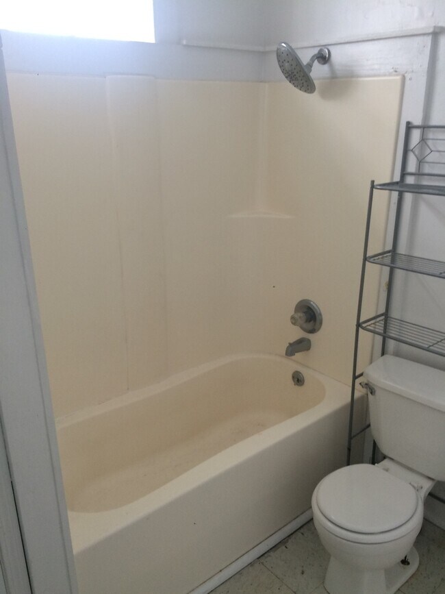 Building Photo - 2BD/1BA, Off Street Parking!