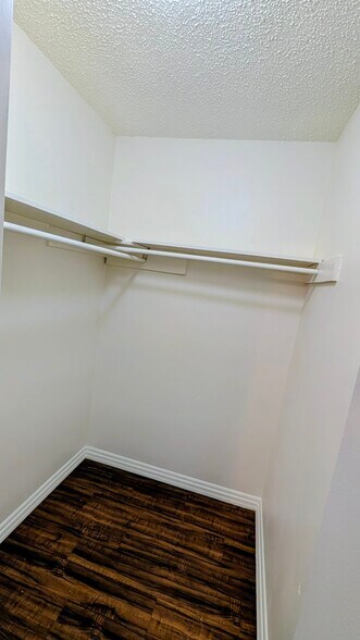 Building Photo - 2751 Park Dale Dr