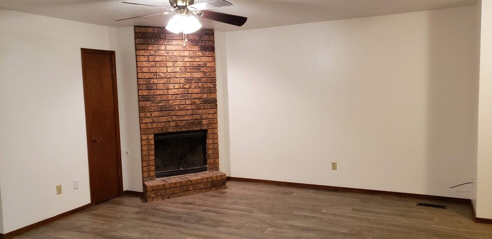 Living room - 908 Acacia Cir