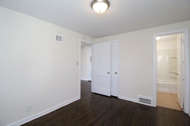 Building Photo - One Bedroom Duplex in North Kansas City